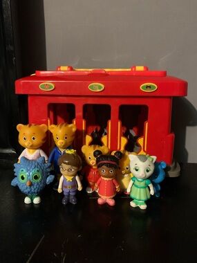 Daniel Tigers Neighborhood Deluxe Electronic Trolley & Accessories & 9 Figures
